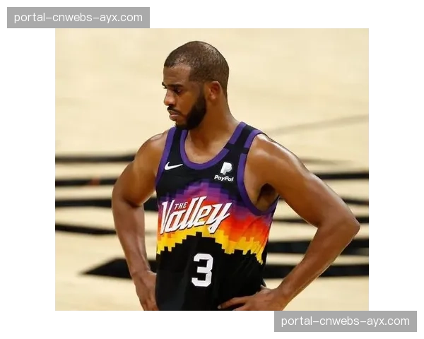 特写：克里斯·保罗在太阳队训练馆指导新人控卫，传授破联防的传球视野与时机选择。