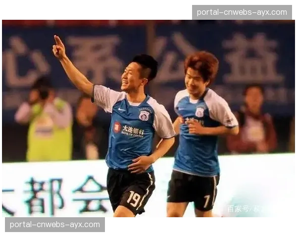 特写：41岁的老将阎相闯，在替补席上为年轻球员讲解战术