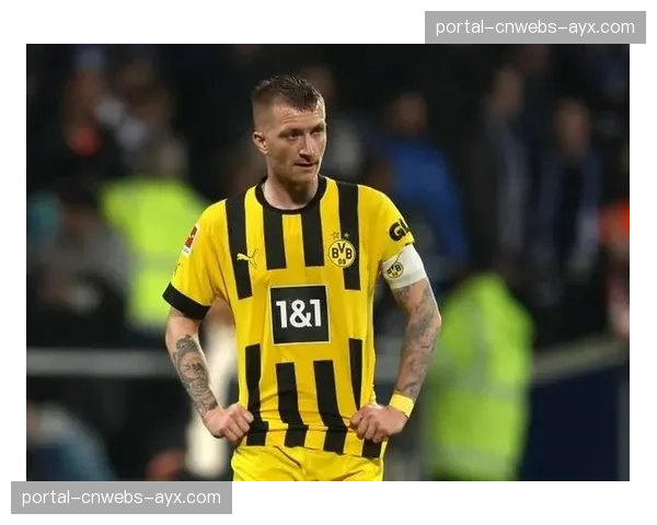 特写：赛后谢场，即将退役的罗伊斯向威斯特法伦南看台久久鼓掌